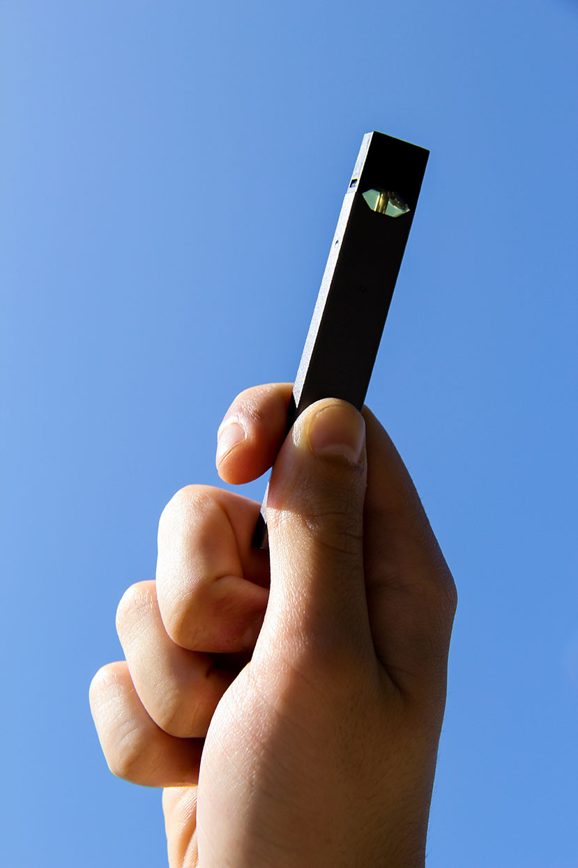 hand holding a JUUL